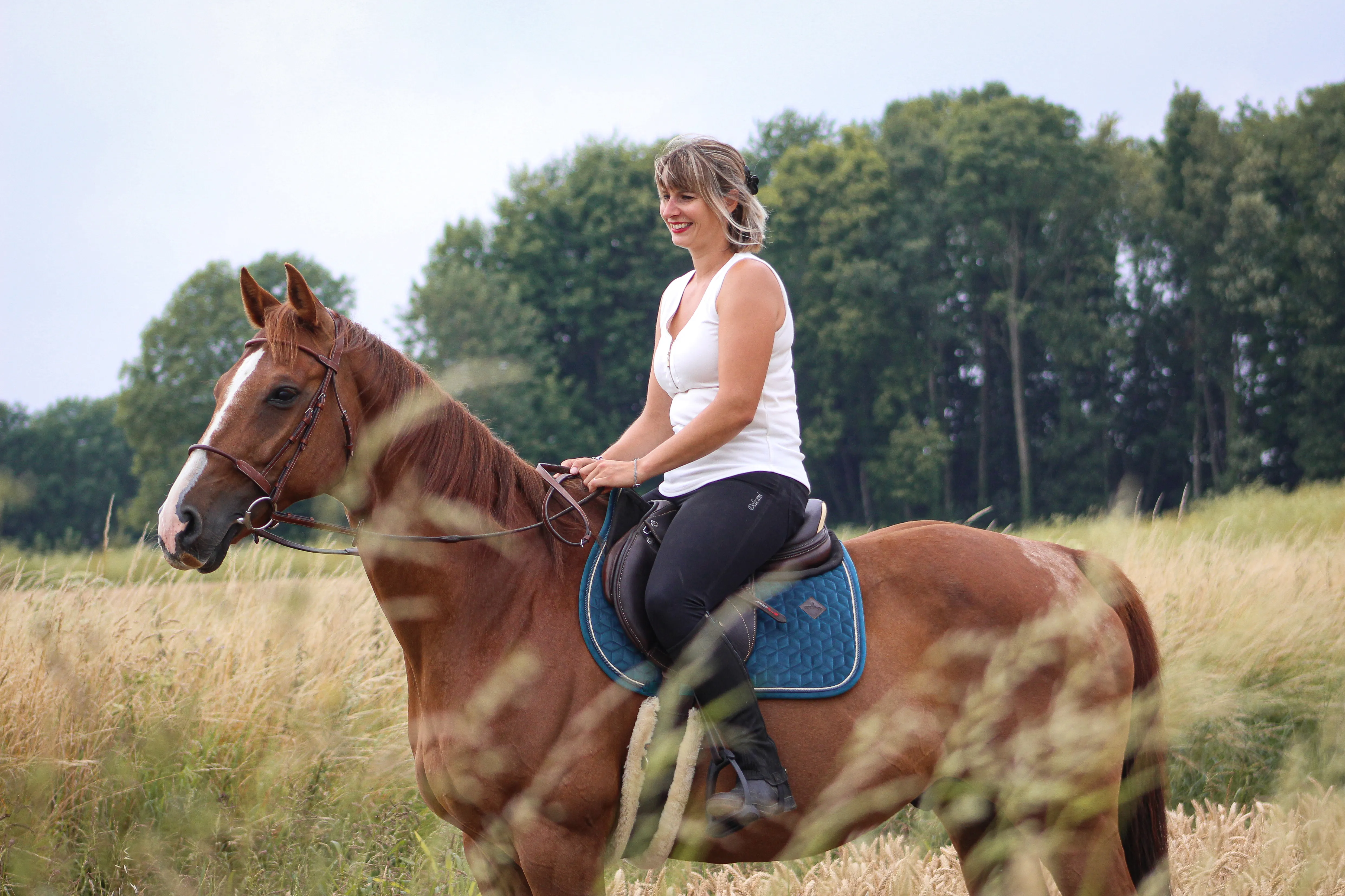 Photo de Amandine et Articus dans les champs le 20 juillet 2022